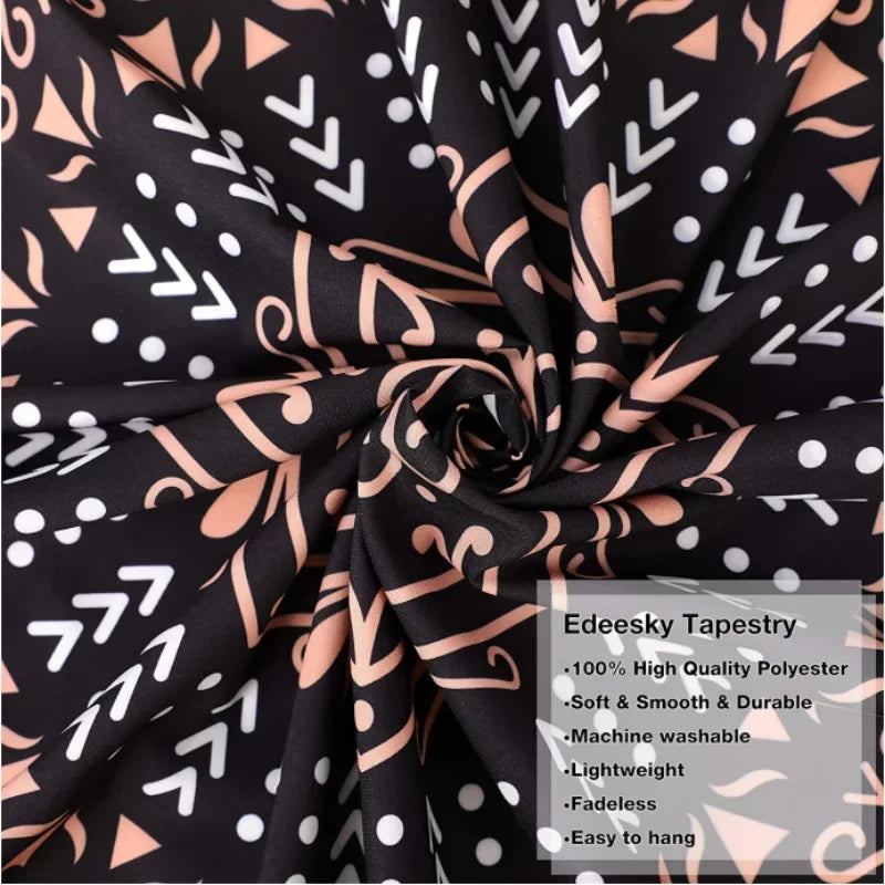 Tissu de tapisserie en polyester à motifs noir et blanc, roulé, montrant un design géométrique répétitif
