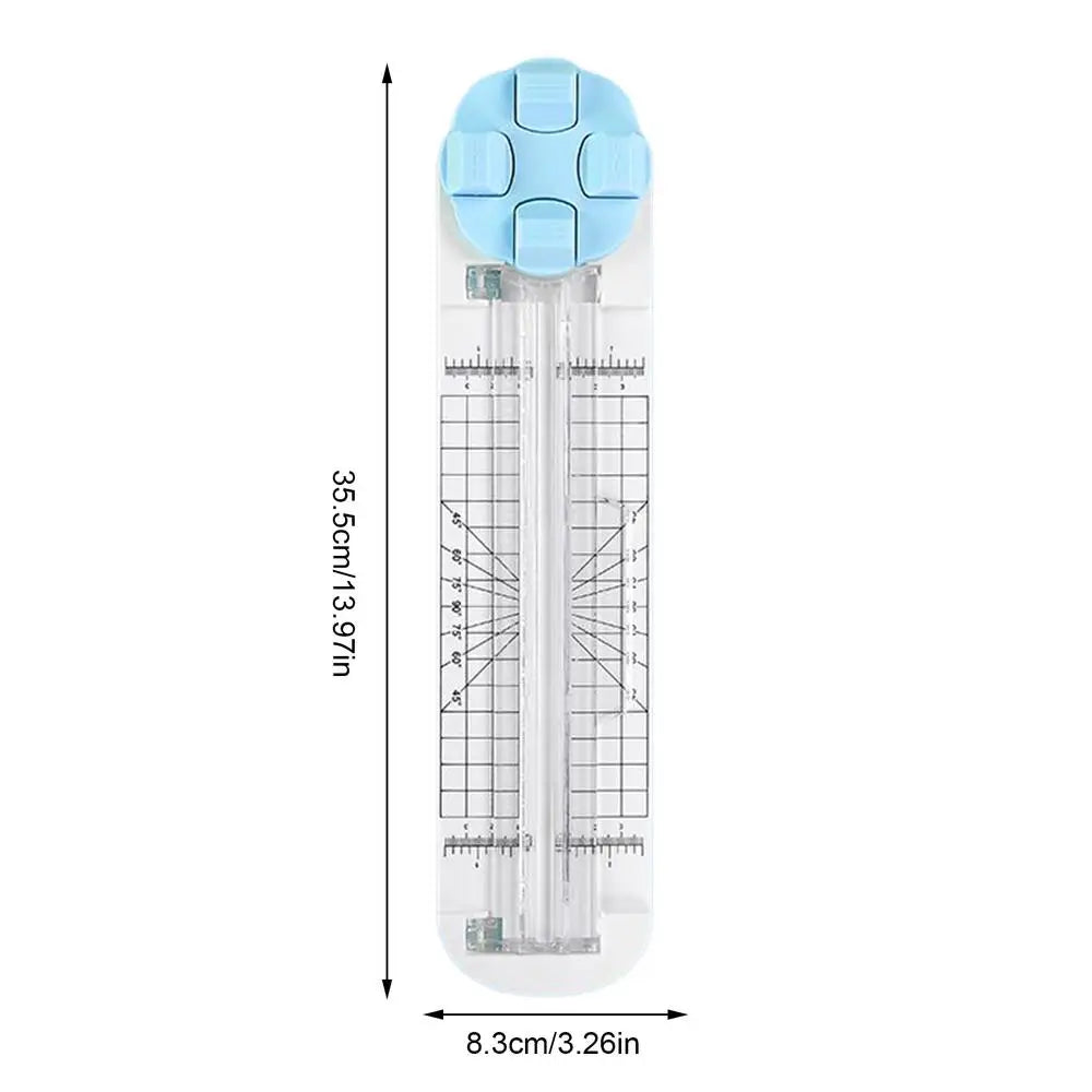 Cutter multifonction en plastique transparent avec dessus bleu clair et marques de mesure.