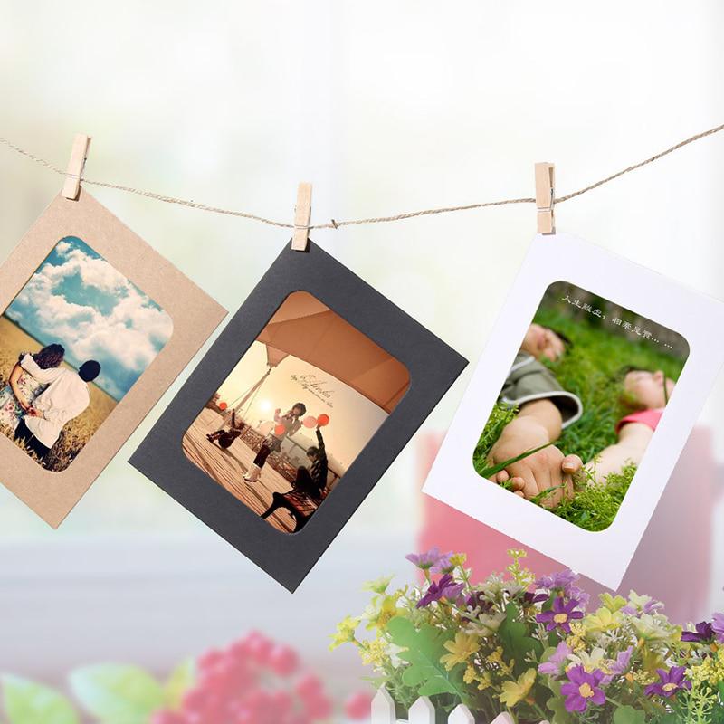 Un juego de marcos de fotos DIY con clips y cuerda colgados contra un fondo brillante.
