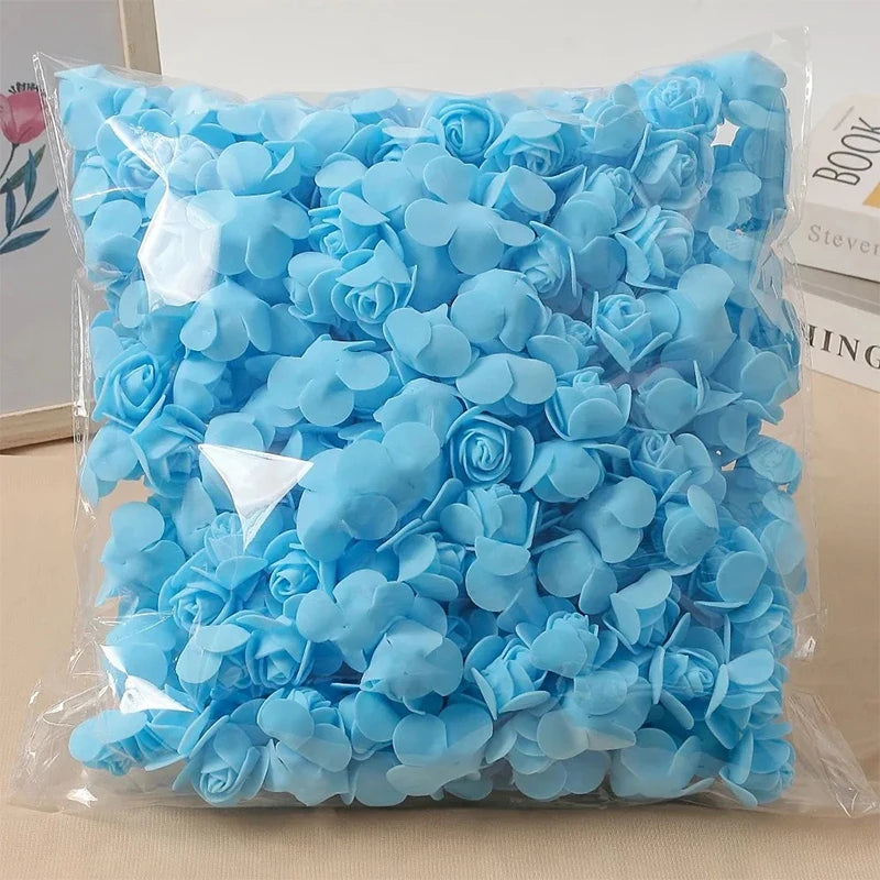 Una bolsa de plástico transparente llena de decoraciones de espuma de rosas artificiales azul claro.