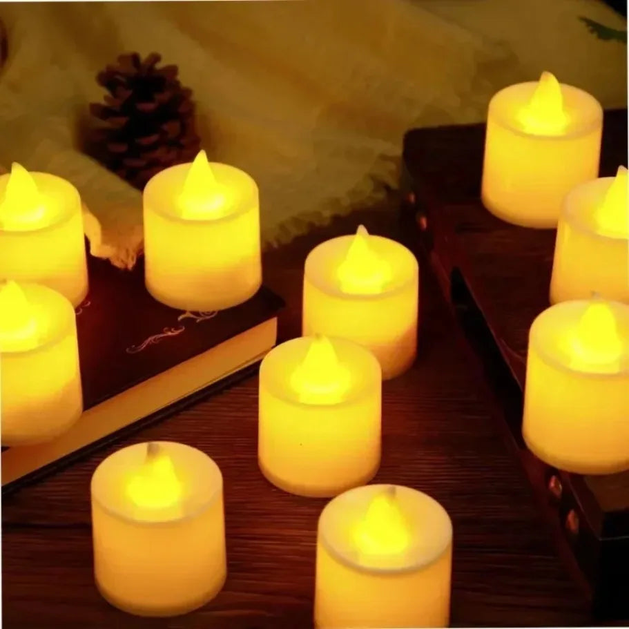 Una colección de velas LED de luz amarilla brillante dispuestas sobre una superficie de madera oscura.