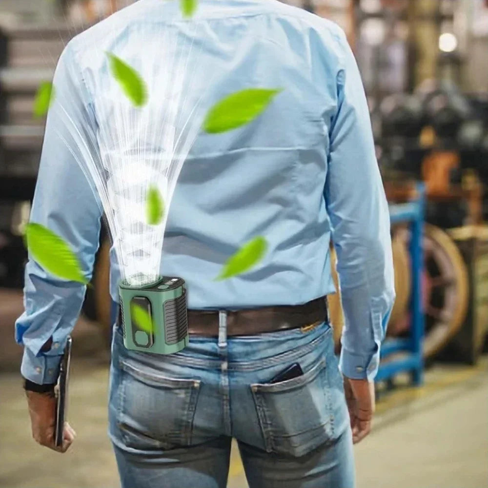 Une personne portant un chemisier bleu clair utilise un ventilateur portable à taille pour se rafraîchir.