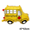 Gelones Pappballon in Form eines Schulbusses mit der Aufschrift „Back-to-School“.