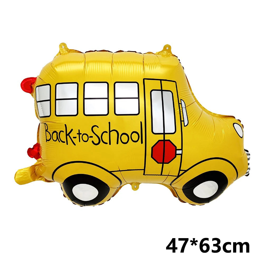 Gelones Pappballon in Form eines Schulbusses mit der Aufschrift „Back-to-School“.
