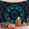 Bohemian Wandteppich mit leuchtenden Blau-, Grün- und Violetttönen und geometrischen Mustern.