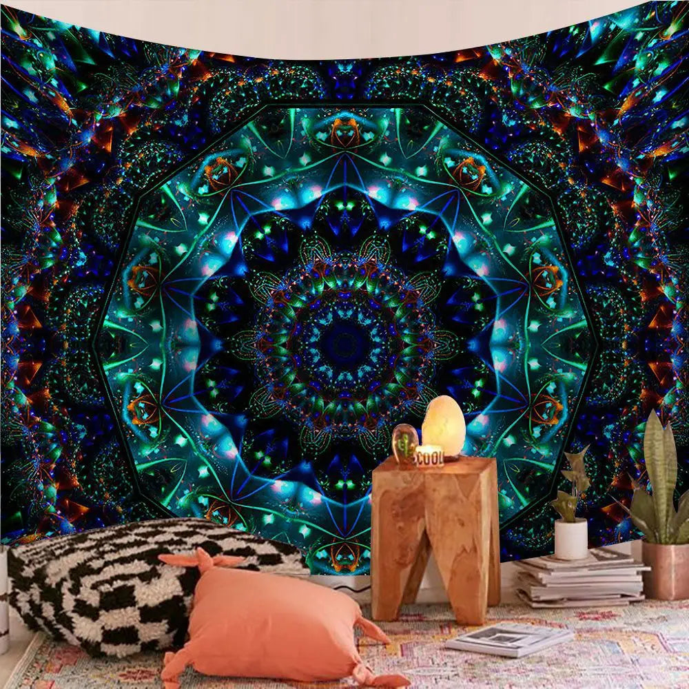 Bohemian Wandteppich mit leuchtenden Blau-, Grün- und Violetttönen und geometrischen Mustern.