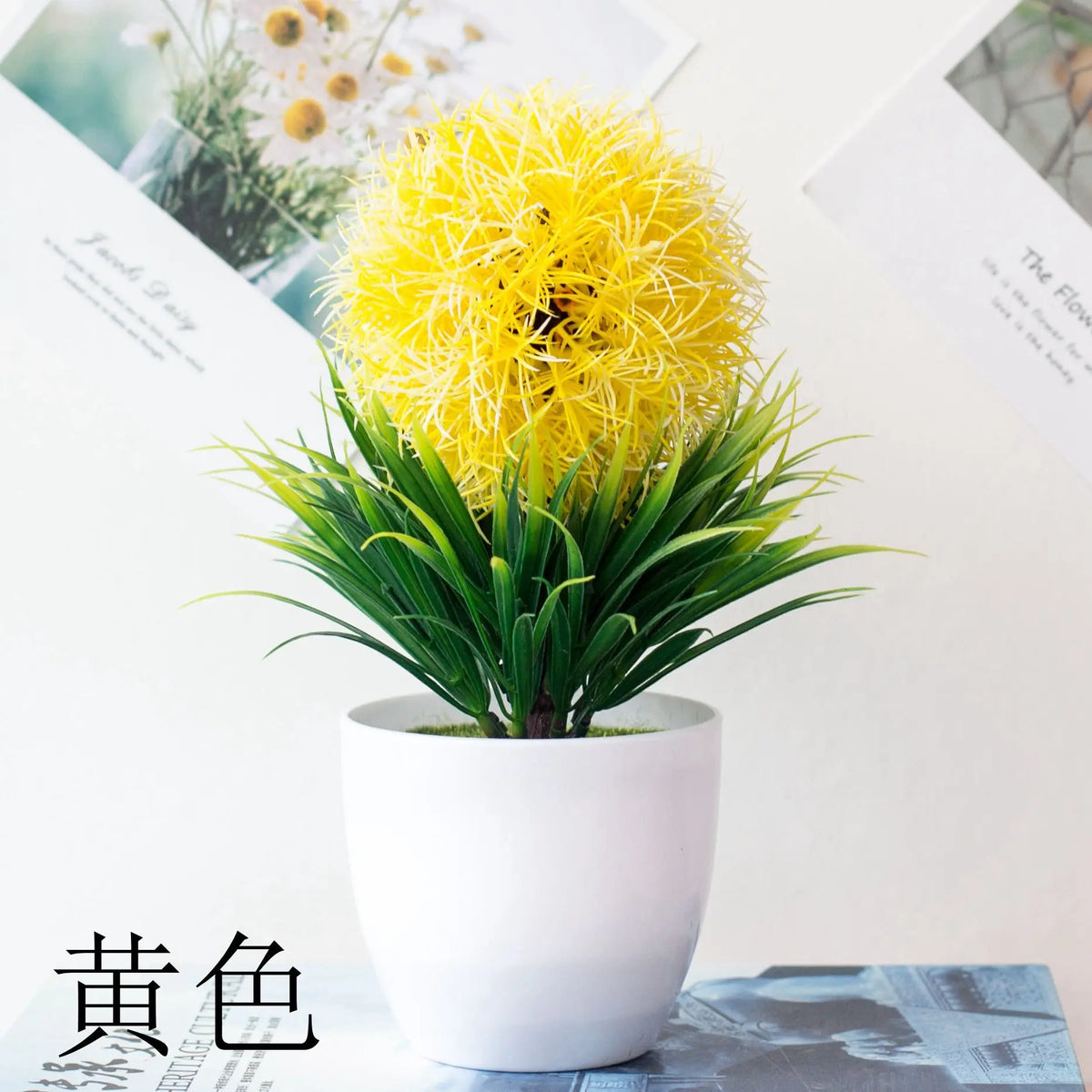 Un faux bonzai jaune vif avec un feuillage hérissé, présenté dans un pot blanc.