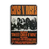 Placa de metal vintage de banda de rock con el texto Guns N' Roses y detalles del álbum para un evento de concierto