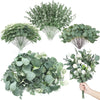 Eine Ansammlung grüner künstlicher Eukalyptusblätter in kreisförmiger Anordnung für Blumendekoration.