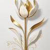 Arte floral de oro y blanco con un diseño de tulipán estilizado en una pared gris claro.