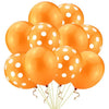 Un grupo de globos de látex anaranjados con lunares atados para decoración de fiesta
