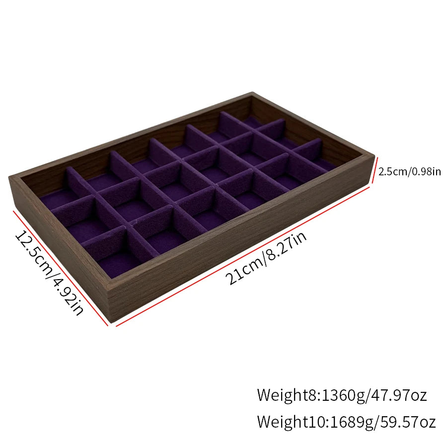 Boîte à bijoux en bois avec motif à grille pour ranger des objets, bordure en bois foncé et inserts en velours violet.