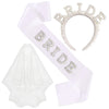 Un ensemble de diadème, de bandeau et de voile de perles et de cristaux pour la mariée sur fond blanc.