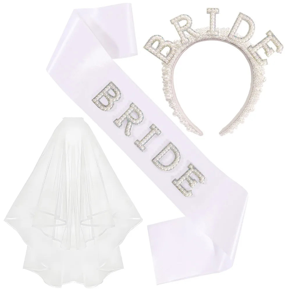 Un ensemble de diadème, de bandeau et de voile de perles et de cristaux pour la mariée sur fond blanc.