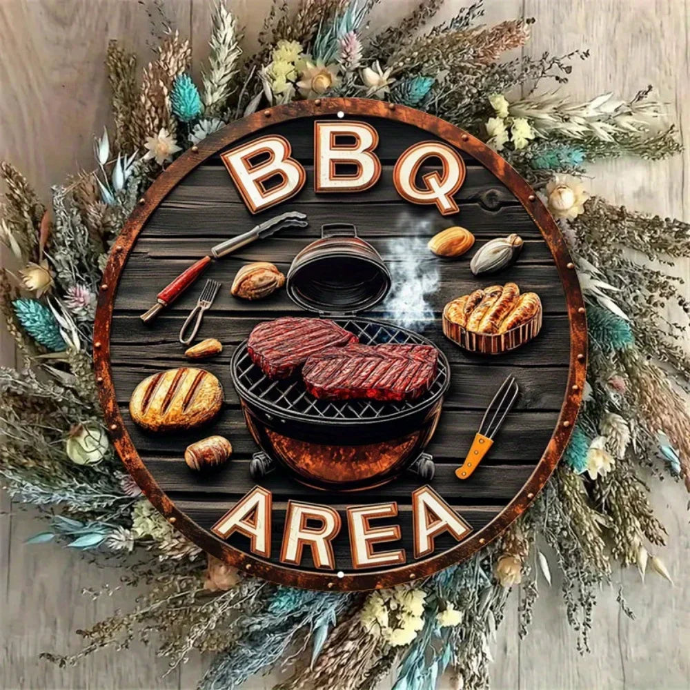 Panneau en bois circulaire décoré d'éléments BBQ, de viande, d'ustensiles de grillade et d'herbes, entouré de feuillage séché