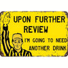 Vintage gelbe Metalltafel mit schwarzem Text, der lautet: 'Upon Further Review I'm going to need another drink and features a