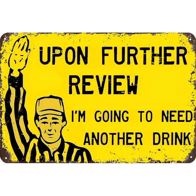 Vintage gelbe Metalltafel mit schwarzem Text, der lautet: 'Upon Further Review I'm going to need another drink and features a