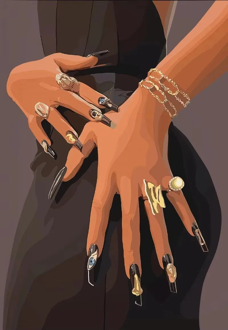 Nahaufnahme einer Frauens hand mit langen Nägeln, verziert mit gold- und blauem Nagelkunst, trägt ein goldenes Armband.