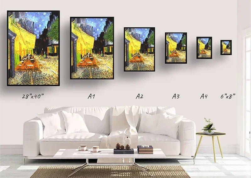 Exhibición de arte en lienzo con temática de boxeo, tonos amarillo y verde en una pared gris claro.