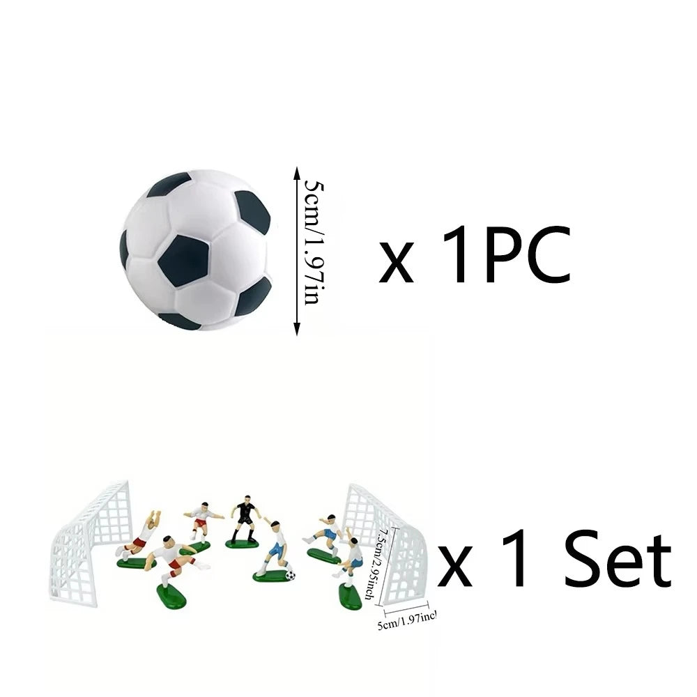 Fußballspielzeug mit Figuren und Tortenaufsatz