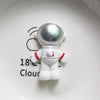 Miniature d'astronaute en décoration sur une assiette blanche, avec un casque argenté et une combinaison blanche aux accents 