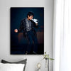 Posterdruck von Michael Jackson, der in einer dunklen Jacke und Sonnenbrille vor dunklem Hintergrund auftritt.