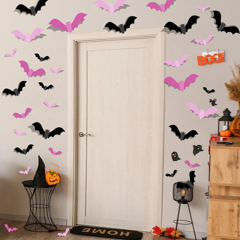 Pared decorada con siluetas de murciélagos rosados y negros y detalles de Halloween alrededor de una puerta blanca.