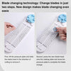 Les mains démontrent la technologie de changement de lame en deux étapes pour une trancheuse de papier, montrant comment soul