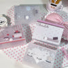 Colección de cajas de almacenamiento minimalistas para pegatinas y tarjetas en varios colores pastel y diseños.