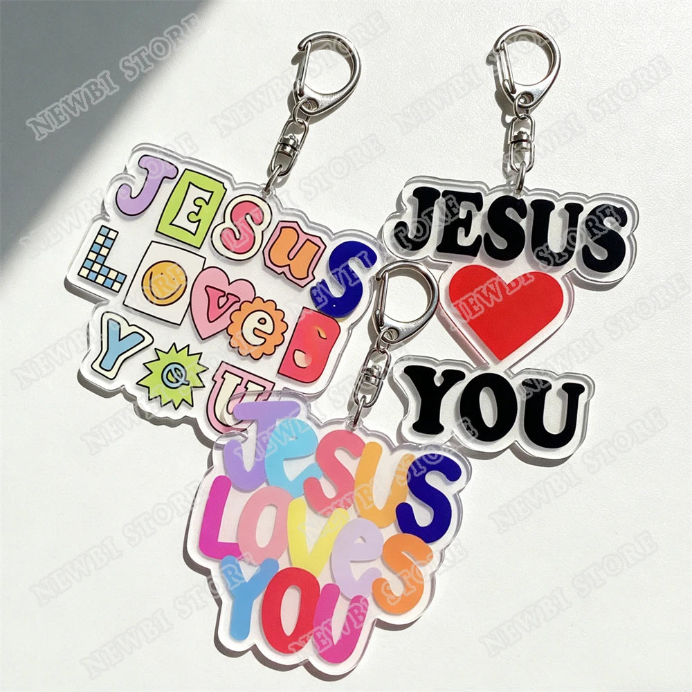 Jesus liebt dich Acryl-Anhänger mit bunten Texten und einer roten Herzform