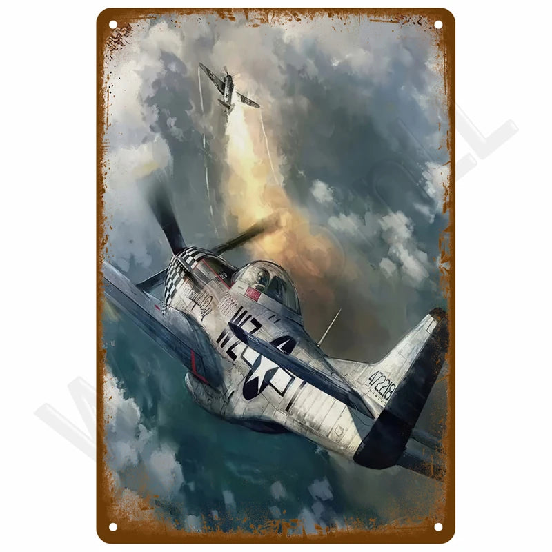 Vintage-Metallwandtafel mit einem Kampfjet, der durch Wolken gegen einen dramatischen Himmel fliegt.