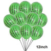 Un bouquet de ballons en papier d'eau verts liés ensemble.