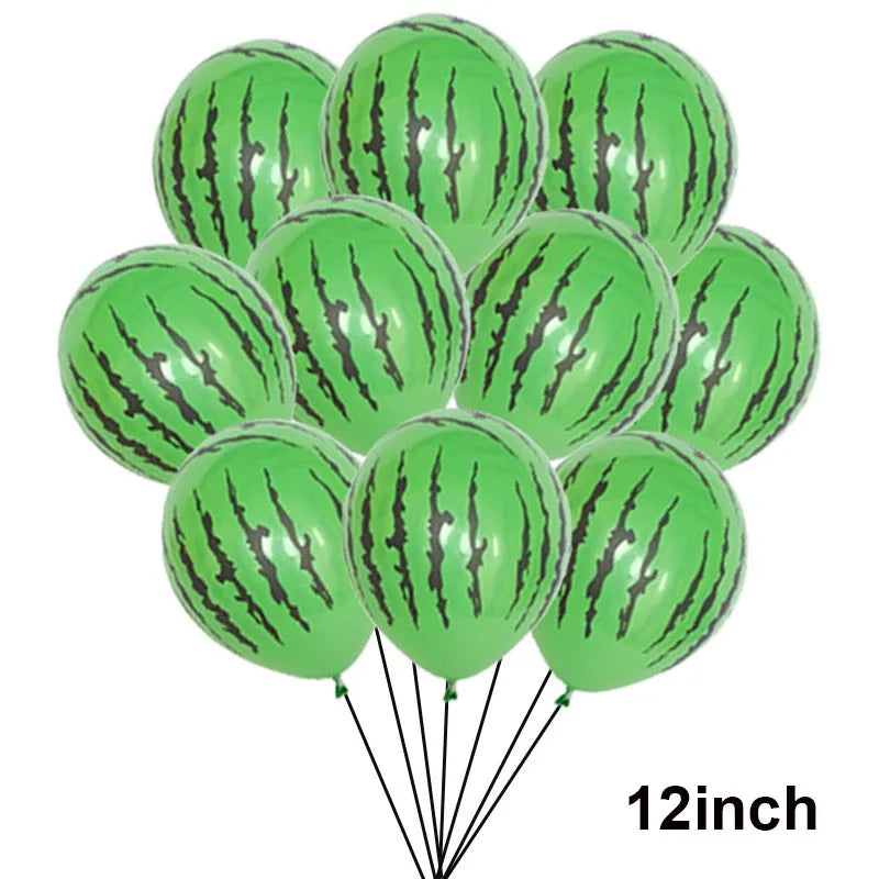 Un bouquet de ballons en papier d'eau verts liés ensemble.