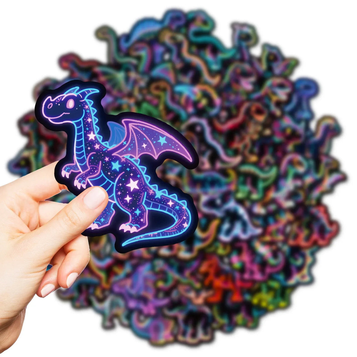 Une main tient un autocollant de dinosaure violet lumineux sur un fond de stickers style graffiti colorés.