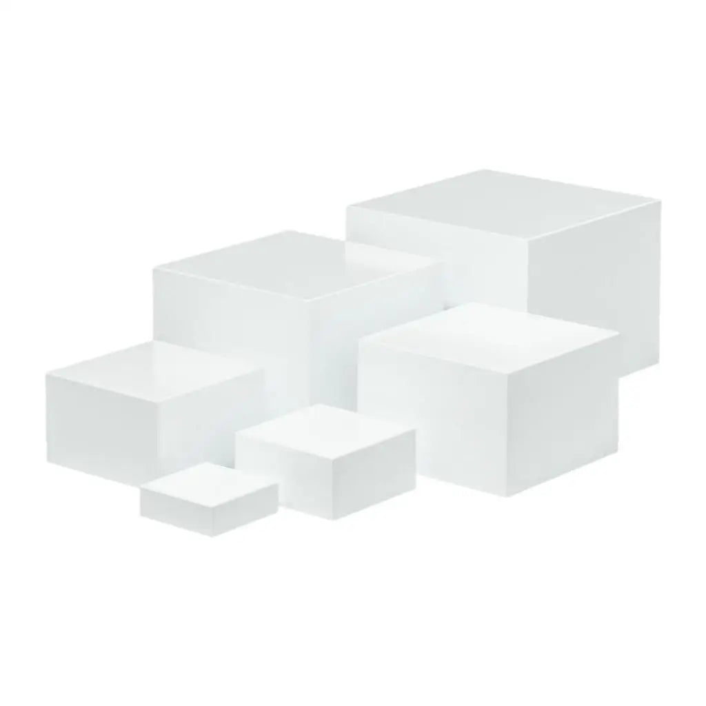 Un ensemble d'étagères de présentation pour desserts en acrylique empilables blancs.