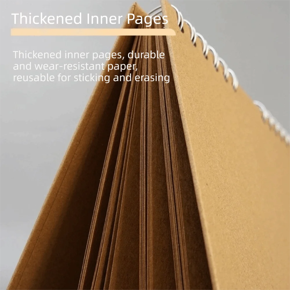 Gros plan sur une pile de pages épaissies et de couleur beige d'un carnet photo à plat.