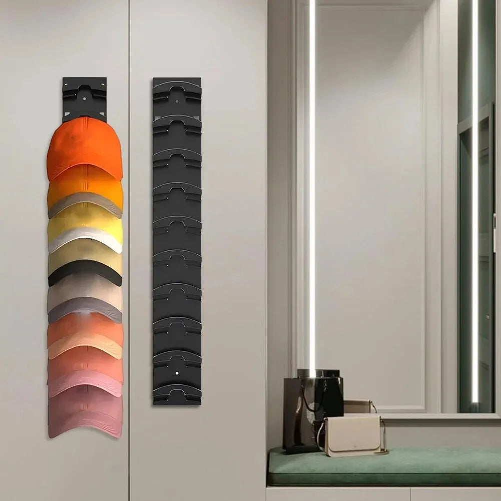 Estante organizador vertical mostrando una serie de gorras de béisbol de colores montadas en un panel de pared.