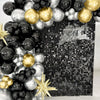 Arrière-plan festif mural fait de ballons ronds en paillettes or, argent et noir avec un panneau joyeux anniversaire.