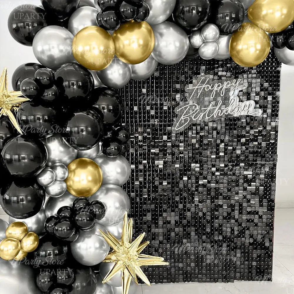 Arrière-plan festif mural fait de ballons ronds en paillettes or, argent et noir avec un panneau joyeux anniversaire.