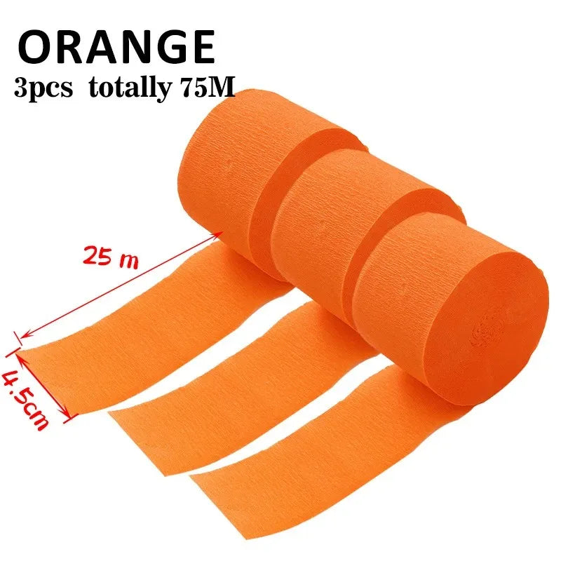 Orangefarbene Crêpepapierstreifen in einer Rolle mit drei einzelnen Streifen auf weißem Hintergrund.