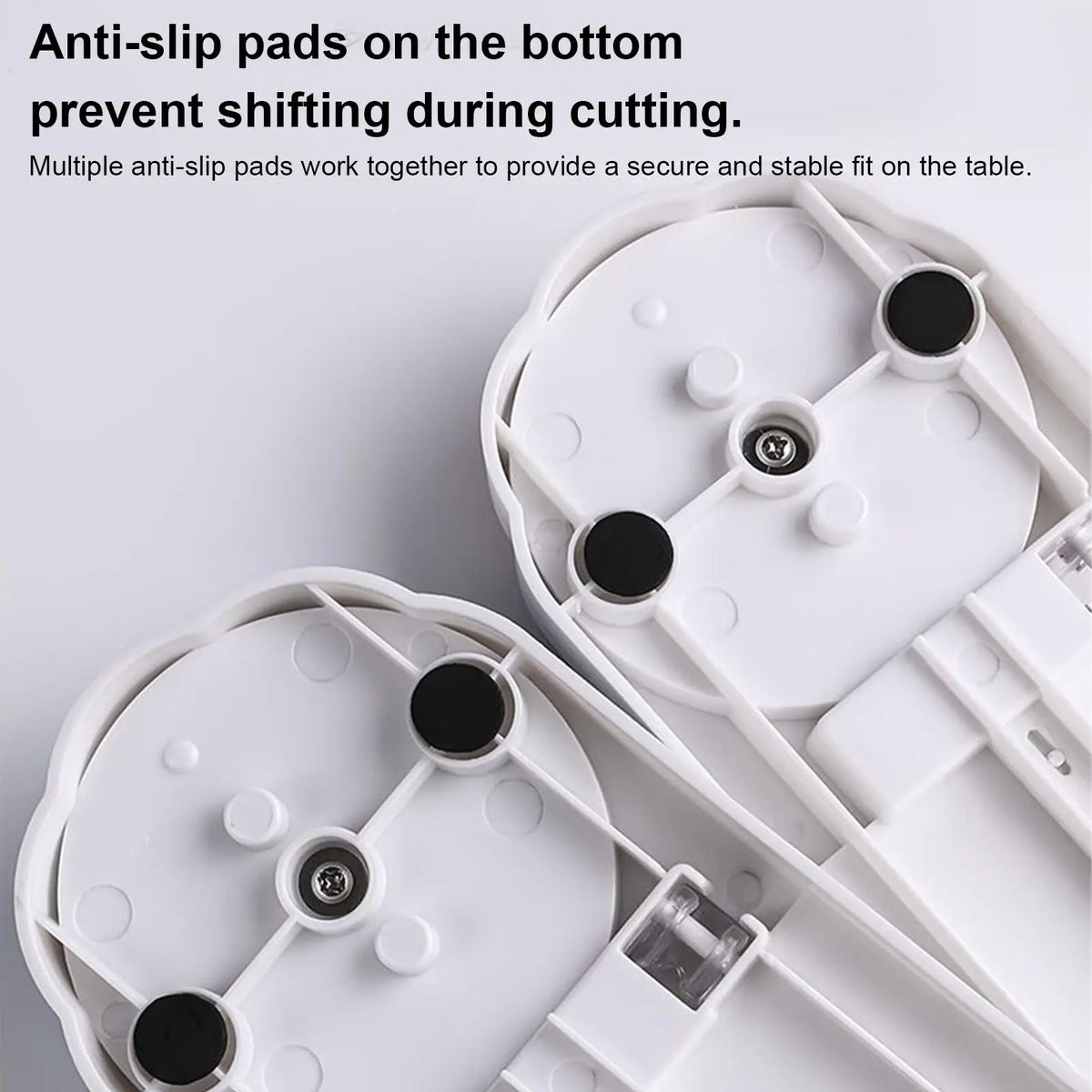 Pads antidérapants blancs sur une trancheuse de papier pour éviter les glissements lors de la coupe.