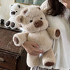 Un jouet en peluche Kawaii de veau Highland beige clair est tenu par une personne sur un fond blanc.