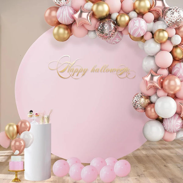 Arrière-plan d'arche de ballons rose et or avec une grande bannière texte disant Joyeux Halloween