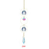 Décoration suspendue avec trois pendentifs de cristal de différentes tailles et un cristal en goutte.