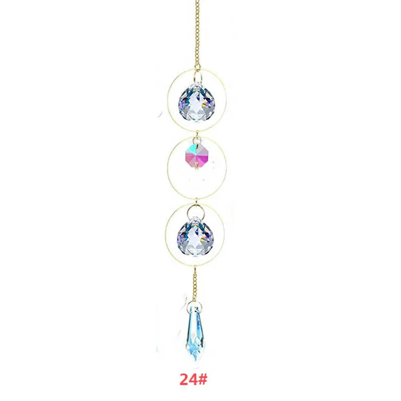 Décoration suspendue avec trois pendentifs de cristal de différentes tailles et un cristal en goutte.
