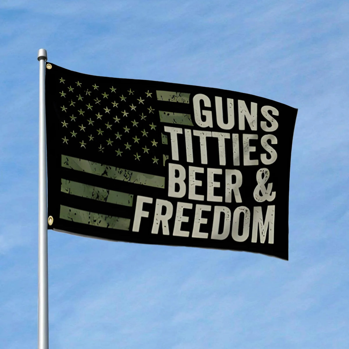 Una bandera negra con un diseño de bandera estadounidense desgastada y texto blanco que dice 'GUNS TITTIES BEER & FREEDOM' on