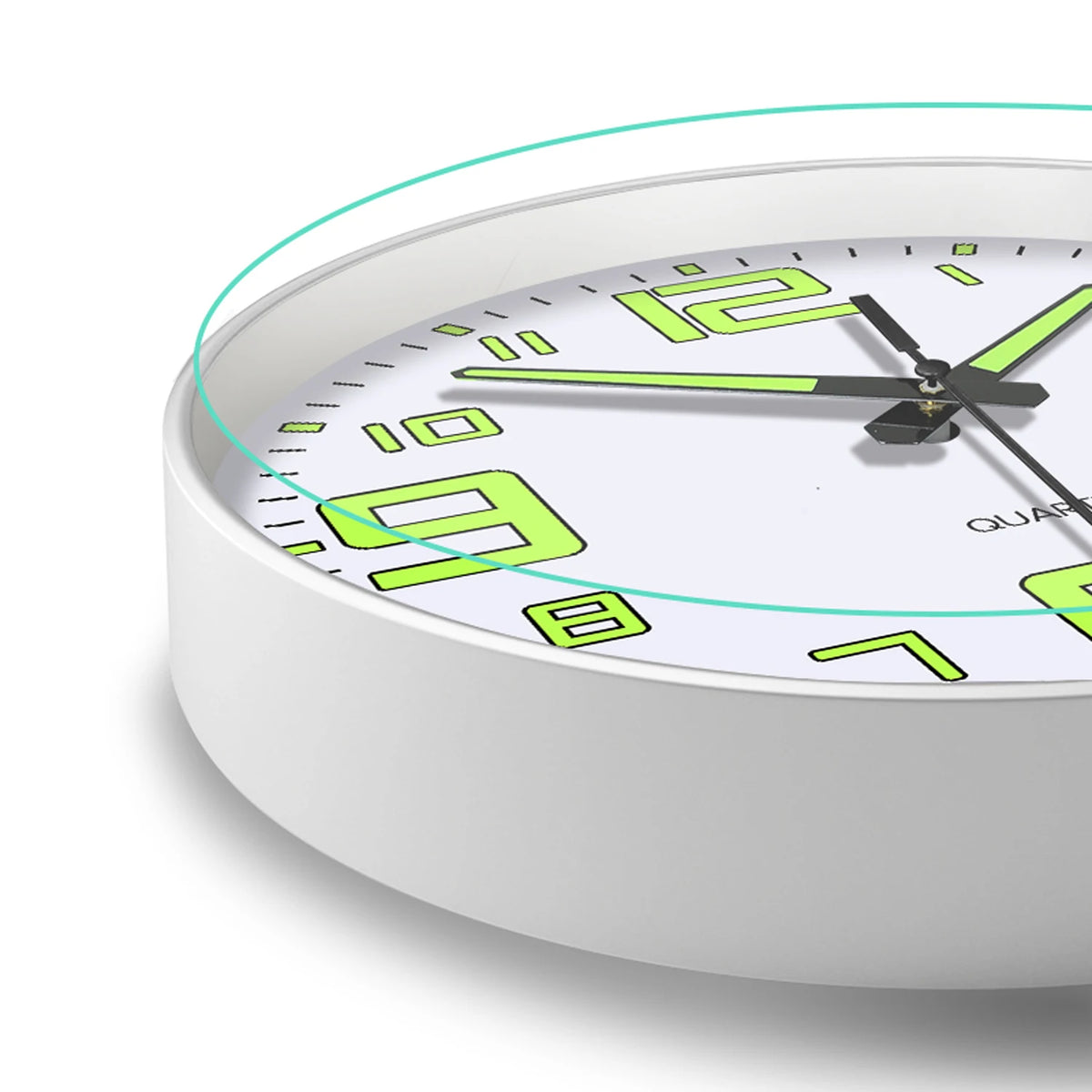 Horloge murale ronde blanche avec aiguilles et chiffres verts lumineux, vue de dessus.