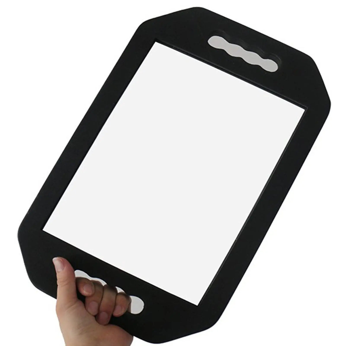 Una mano sostiene un espejo de estilismo profesional negro con protección de espuma.