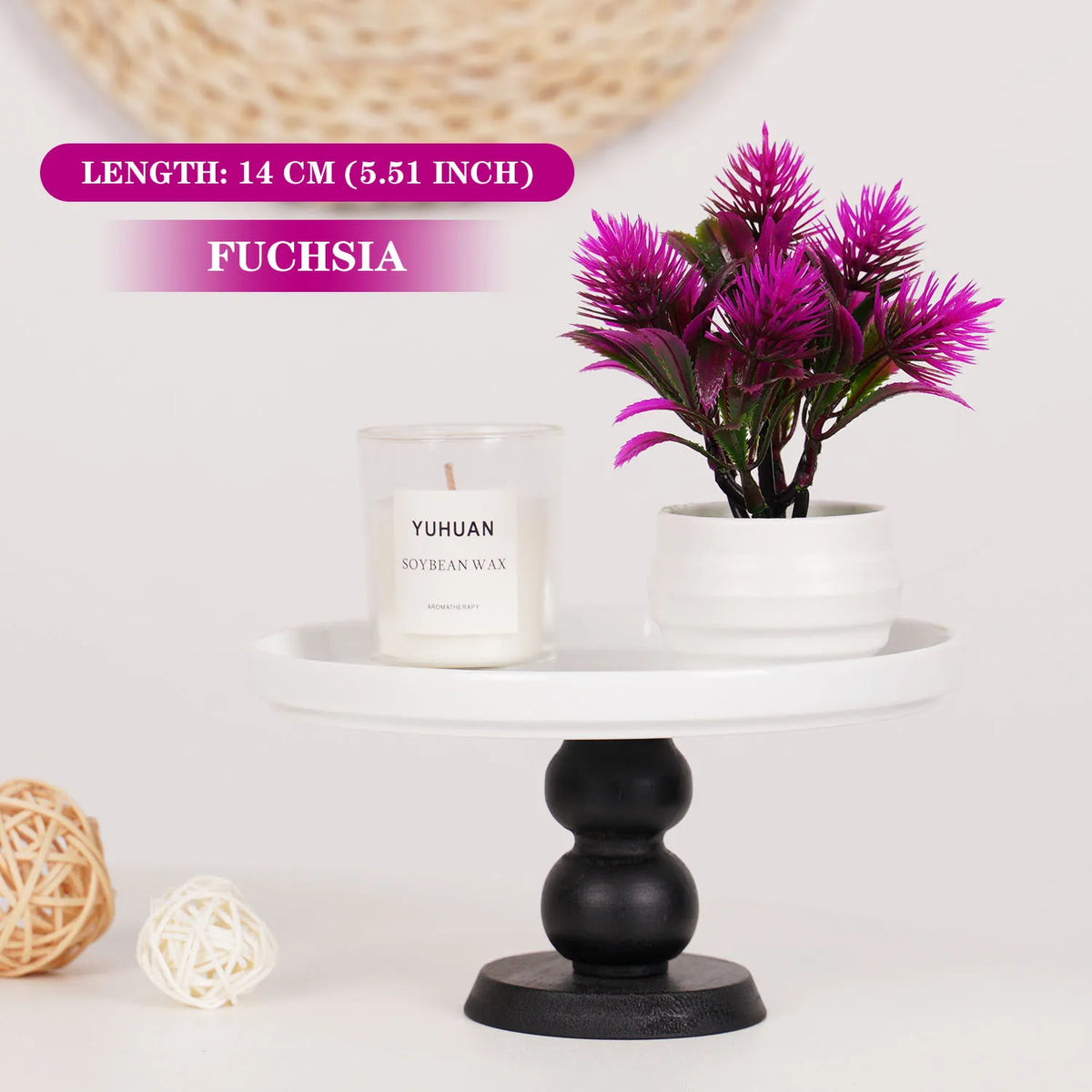 Un faux bonsaï de fuchsia en pot avec des fleurs violettes éclatantes, présenté sur un présentoir blanc.