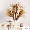 Bouquet de queues de lapin de pampas séchées avec diverses graminées et petits éléments décoratifs